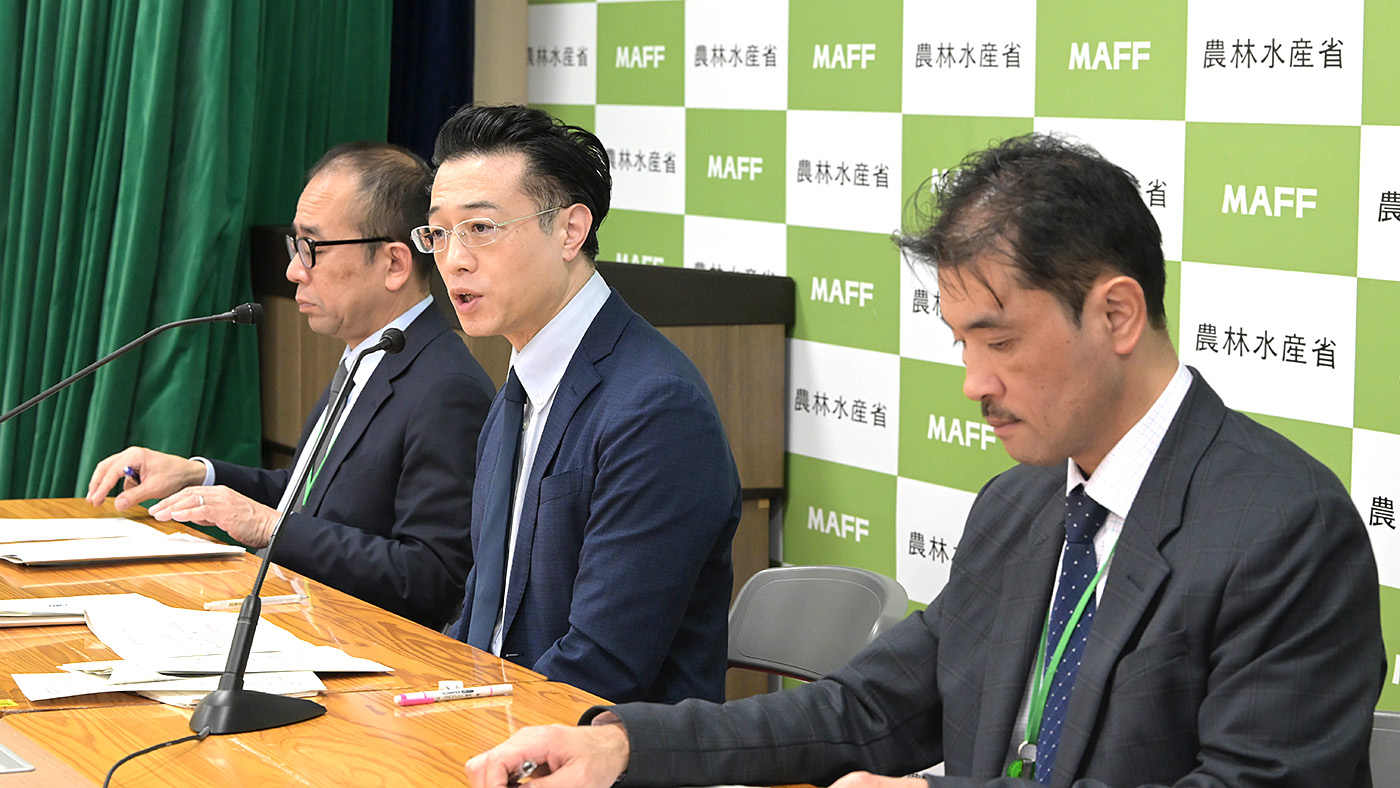 需給見通しや輸入枠数量などについて説明した記者会見。（手前から）中野貴史・農畜産業振興機構酪農乳業部長､須永新平・農水省牛乳乳製品課長、渡辺裕一郎Jミルク専務