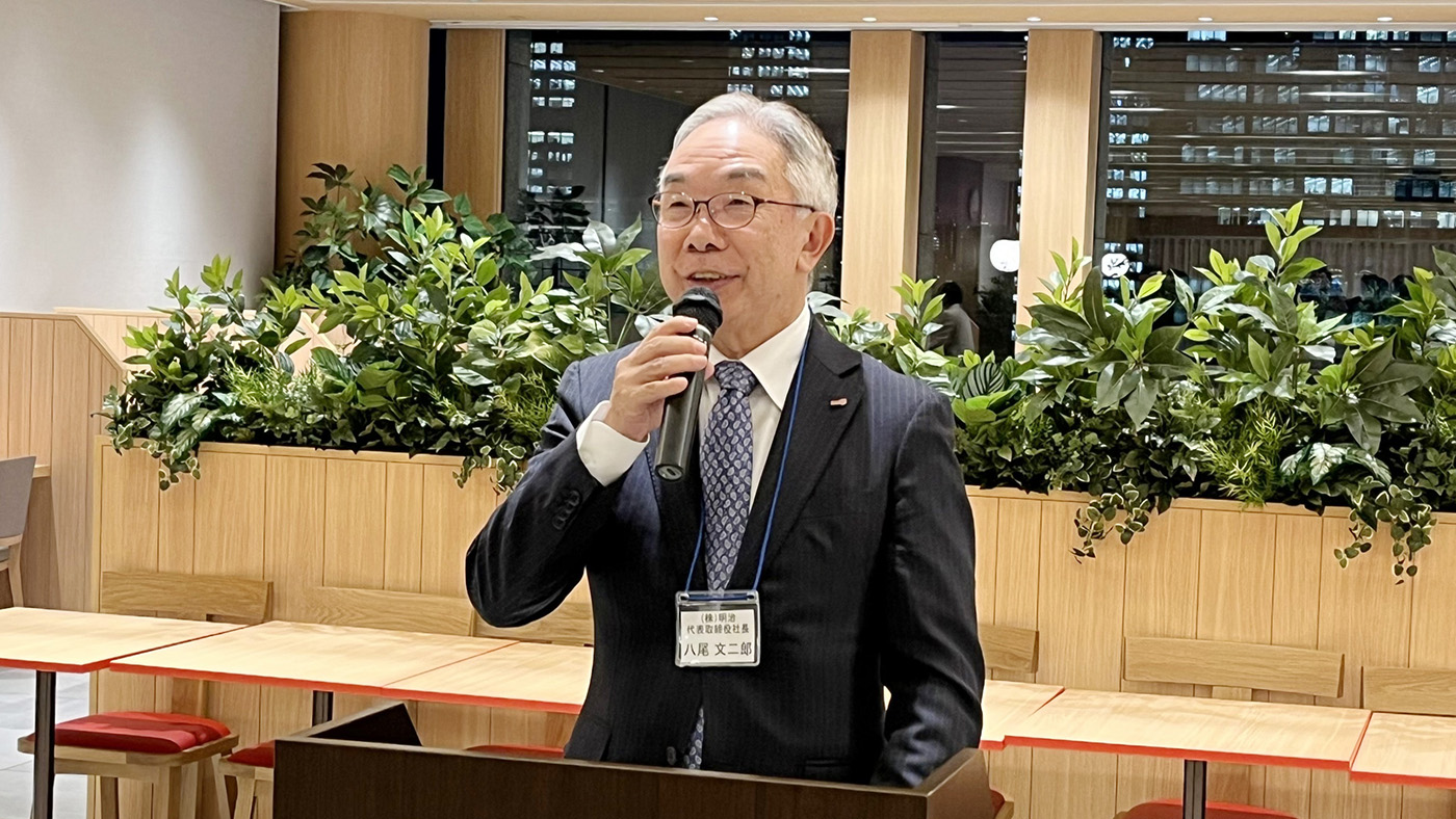 挨拶する八尾文二郎社長