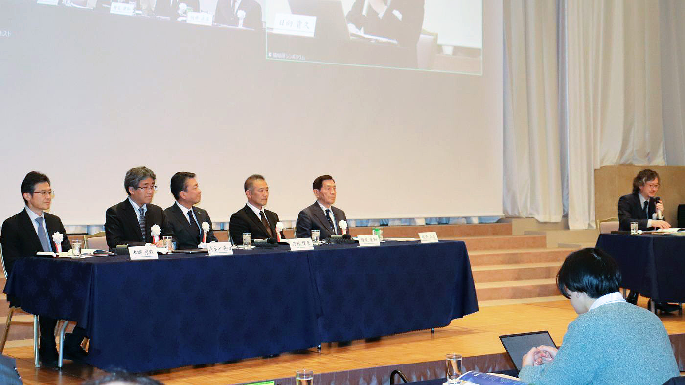 総合討論では、酪農家や乳業、有識者がそれぞれの立場から進むべき道を探った