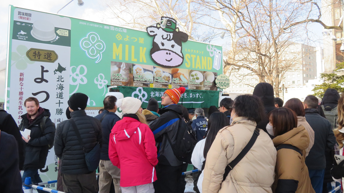 雪まつり初日から大勢の人が列をなした「よつ葉ミルクスタンド」