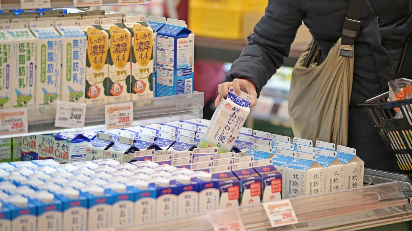 スーパーで牛乳を買おうとする客（東京都内で撮影、一部画像加工）