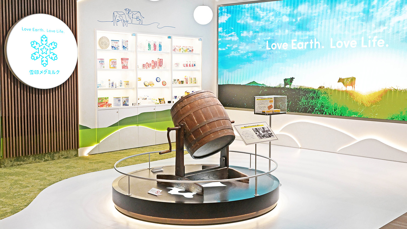 新本社受付前に展示されている、創業時の手回しバターチャーン