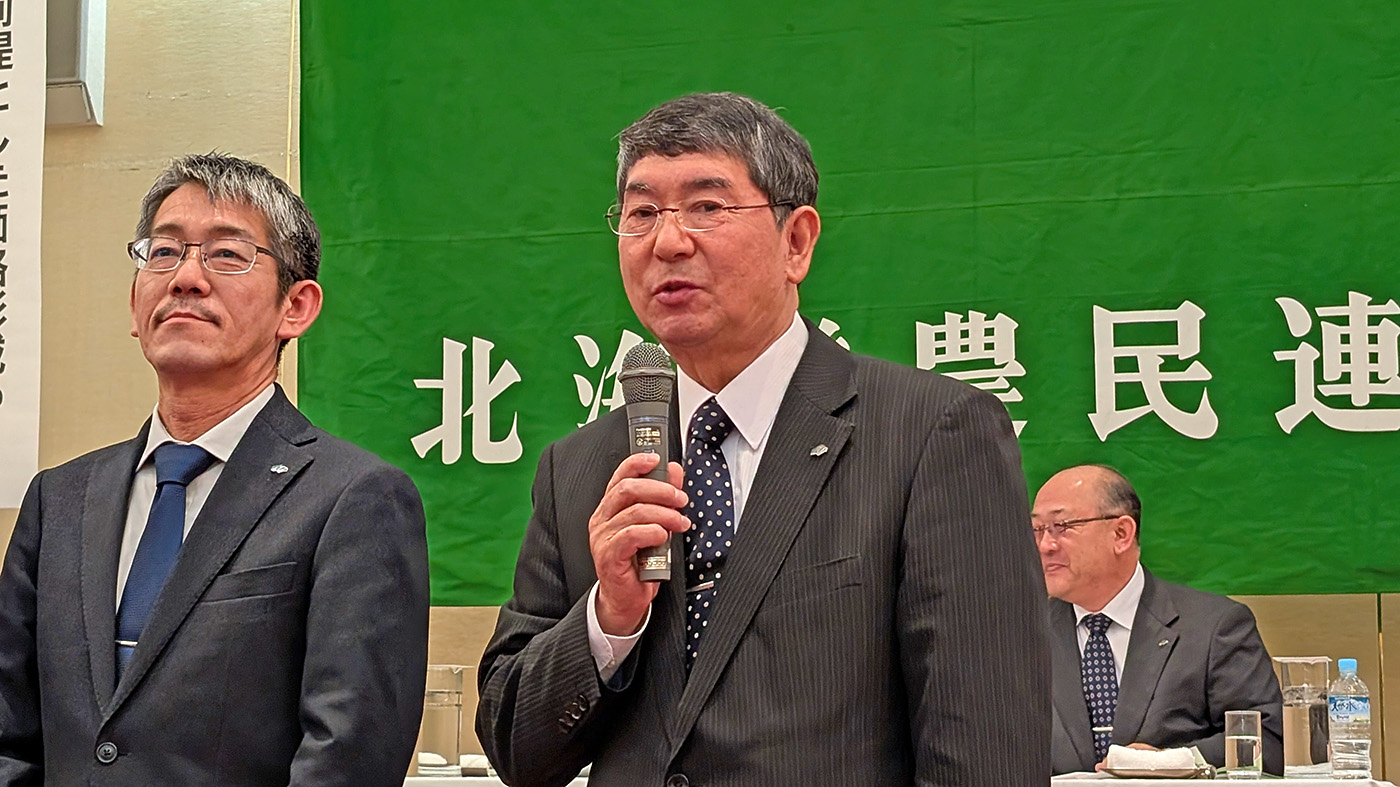 酪農家として初めて道農連委員長に就任した出嶋氏（中央）