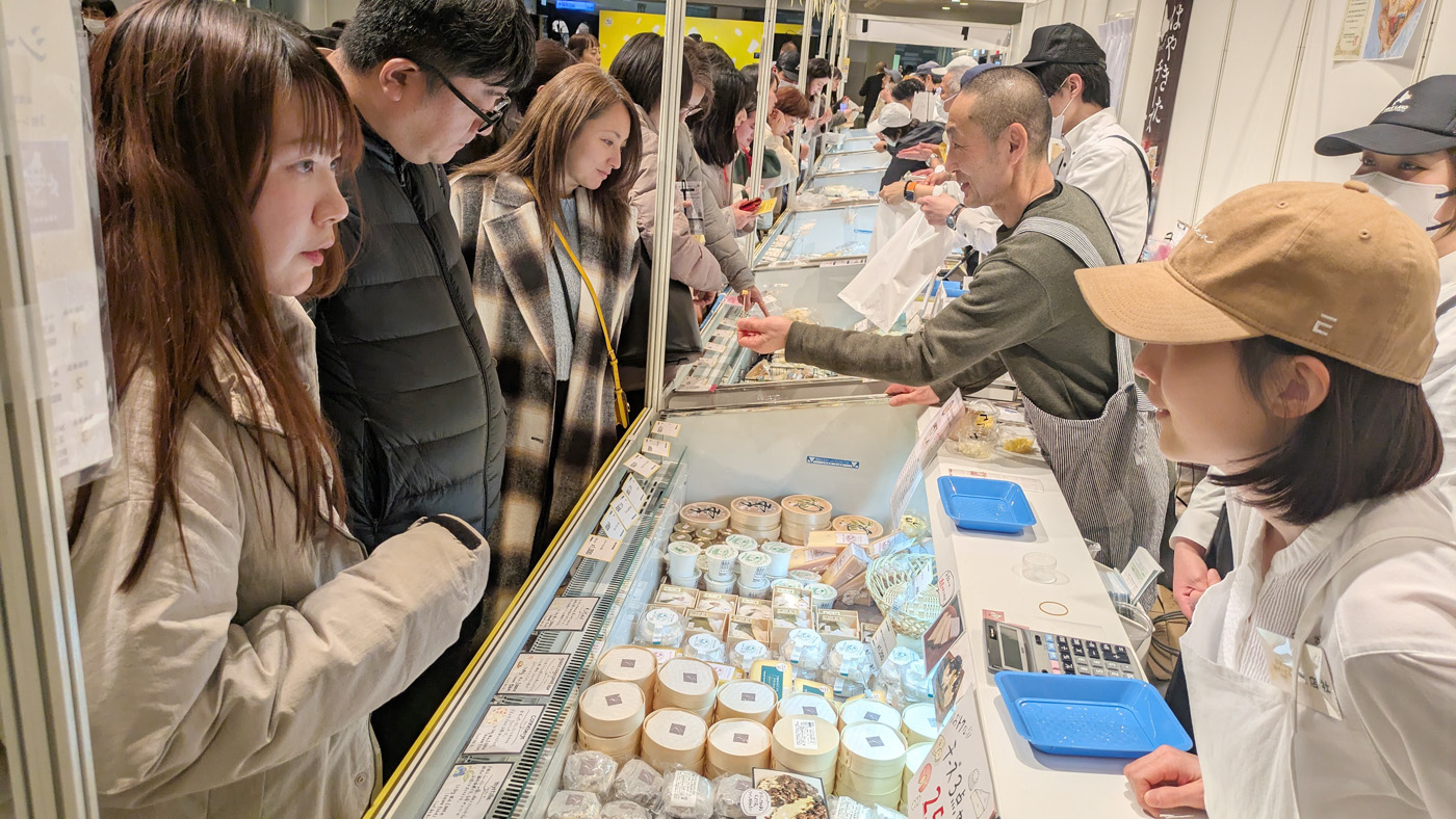 生産者におすすめを聞きながら購入する来場者