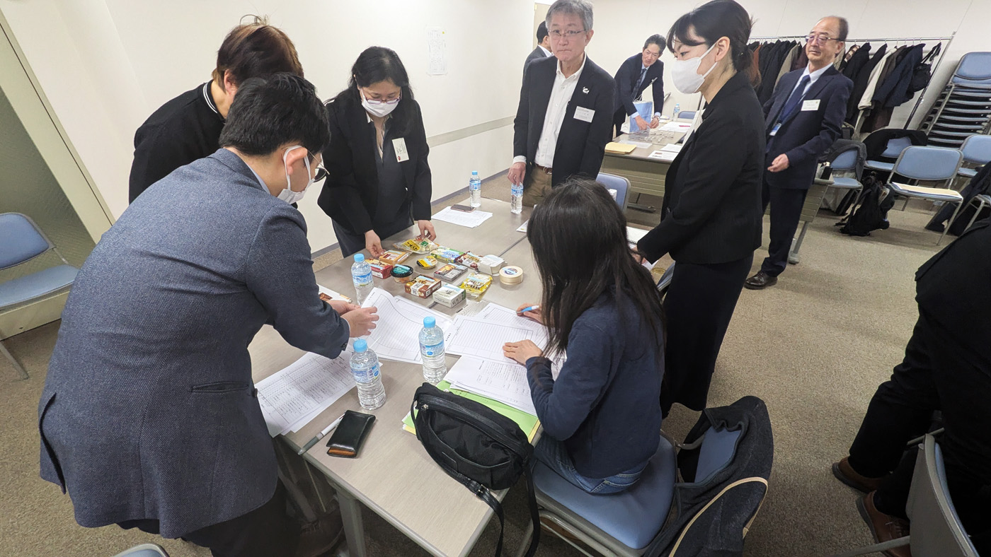 消費者も交え、市販品の表示を検査した