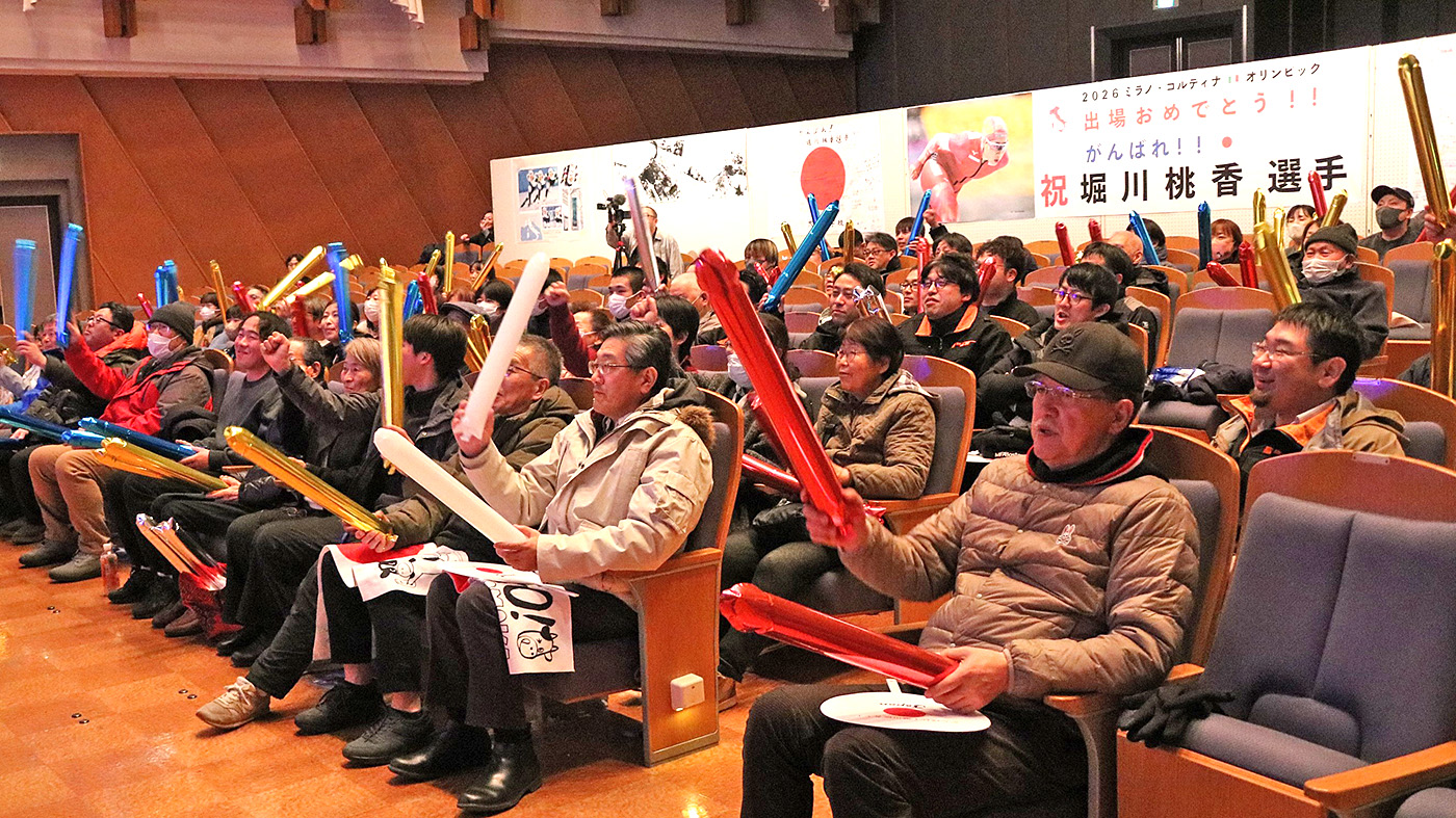 大樹町で開かれたパブリックビューイングの様子（大樹町提供）