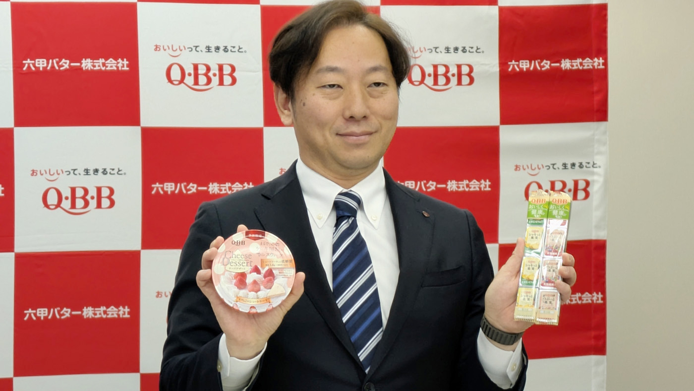 新商品を掲げる塚本浩康社長（18日の記者懇談会で)