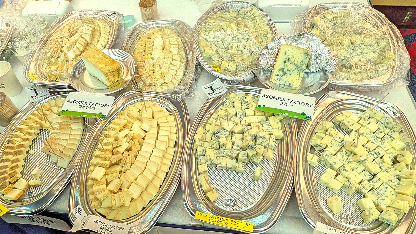 試食会には国産スターターを使った多彩なチーズが並んだ
