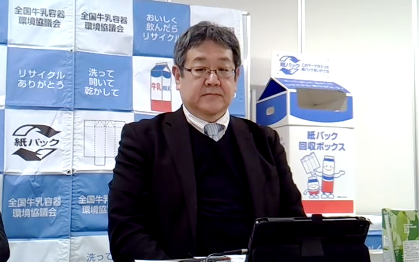 あいさつする伊藤忍常務