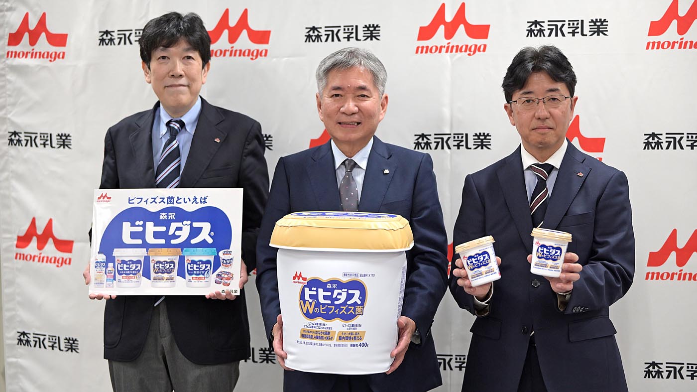 （左から）新商品をアピールする南崎康夫・常務執行役員マーケテ ィング本部長と大貫陽一社長、迫口真輔・事業マーケティング部長