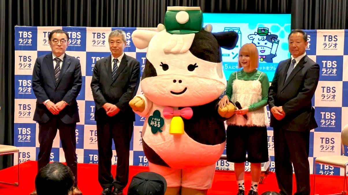 右から林慎太郎社長、アンジェリーナ1／3さん、よつ葉のコーポレートキャラクター「みるる」、迫田孝常務、蔵田英正部長