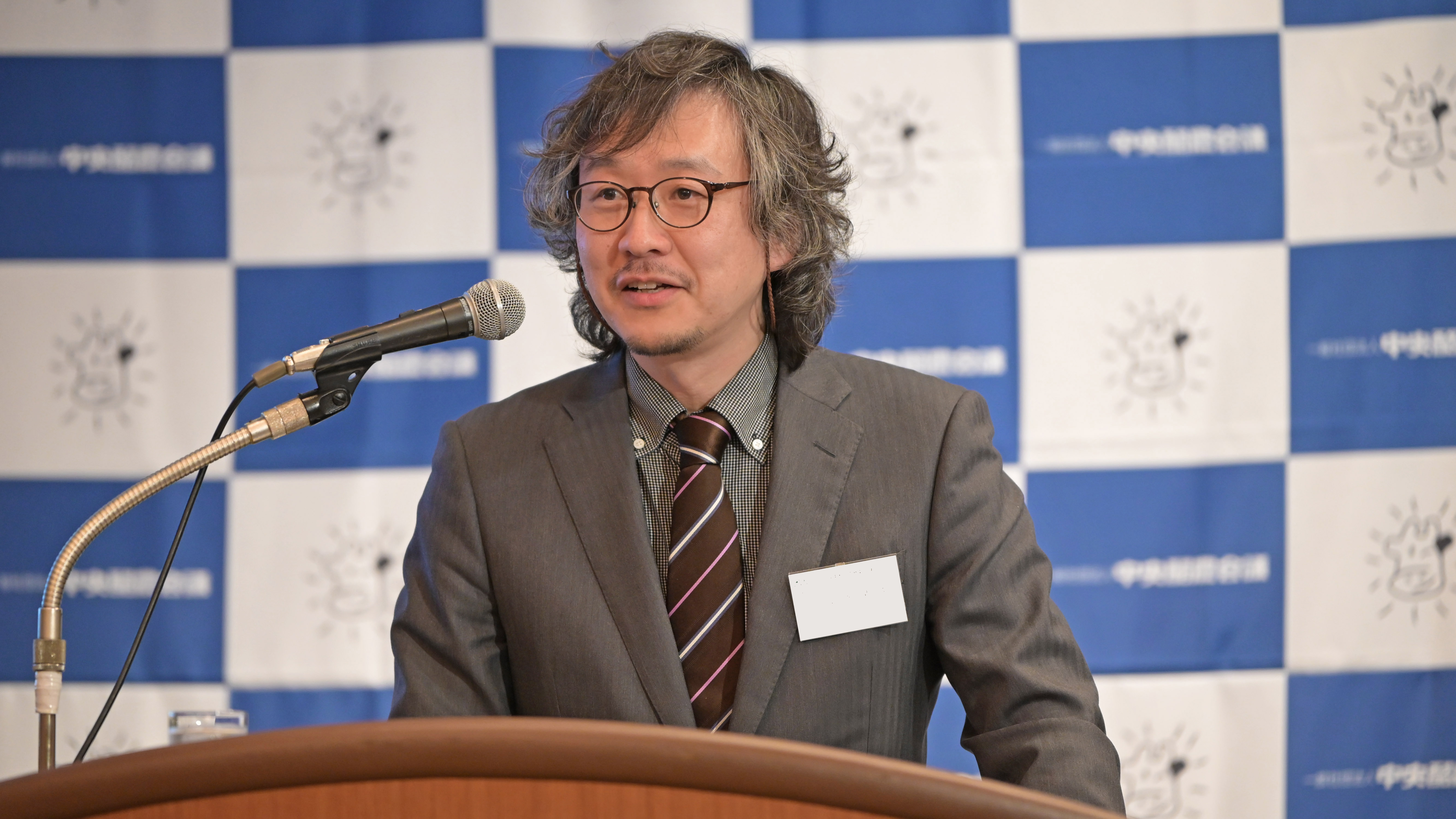 講演する日向貴久教授