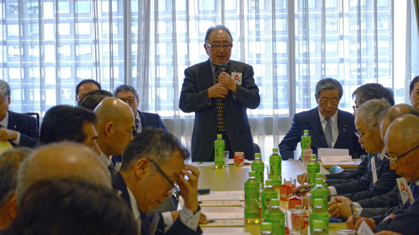 挨拶する柴田輝男委員長（中央）。その右は顧問に就任した森山裕氏