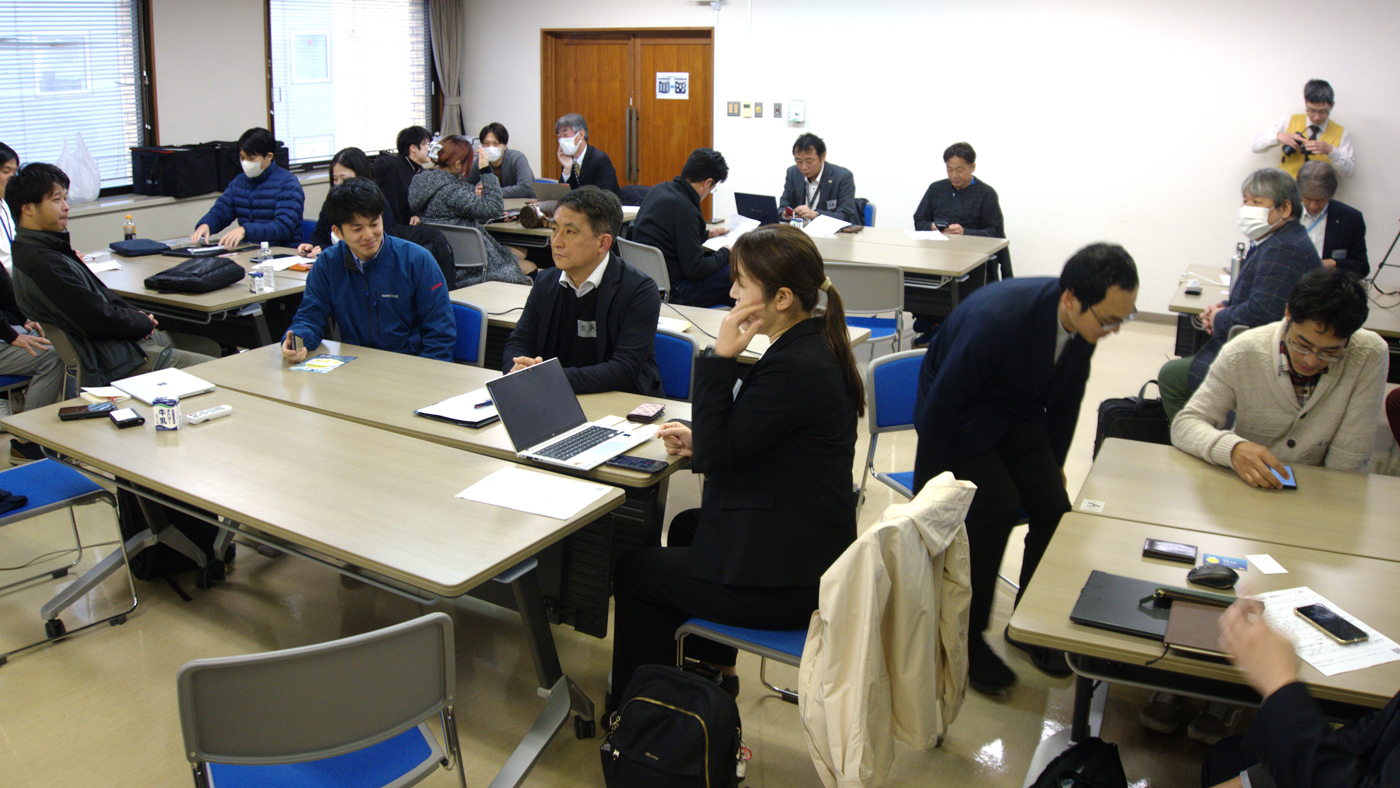 交流しつつAIの活用を試みる参加者ら