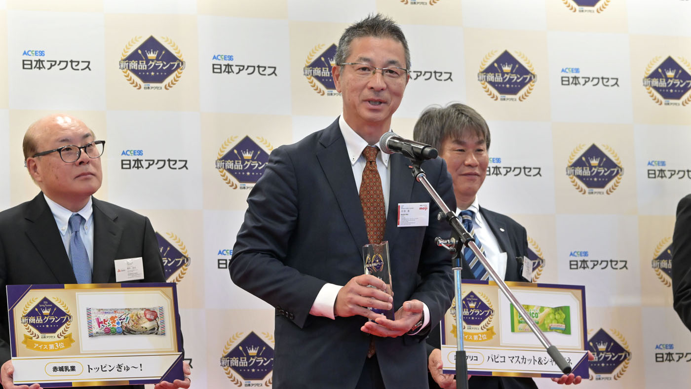 受賞後にあいさつする明治の吉田進部長