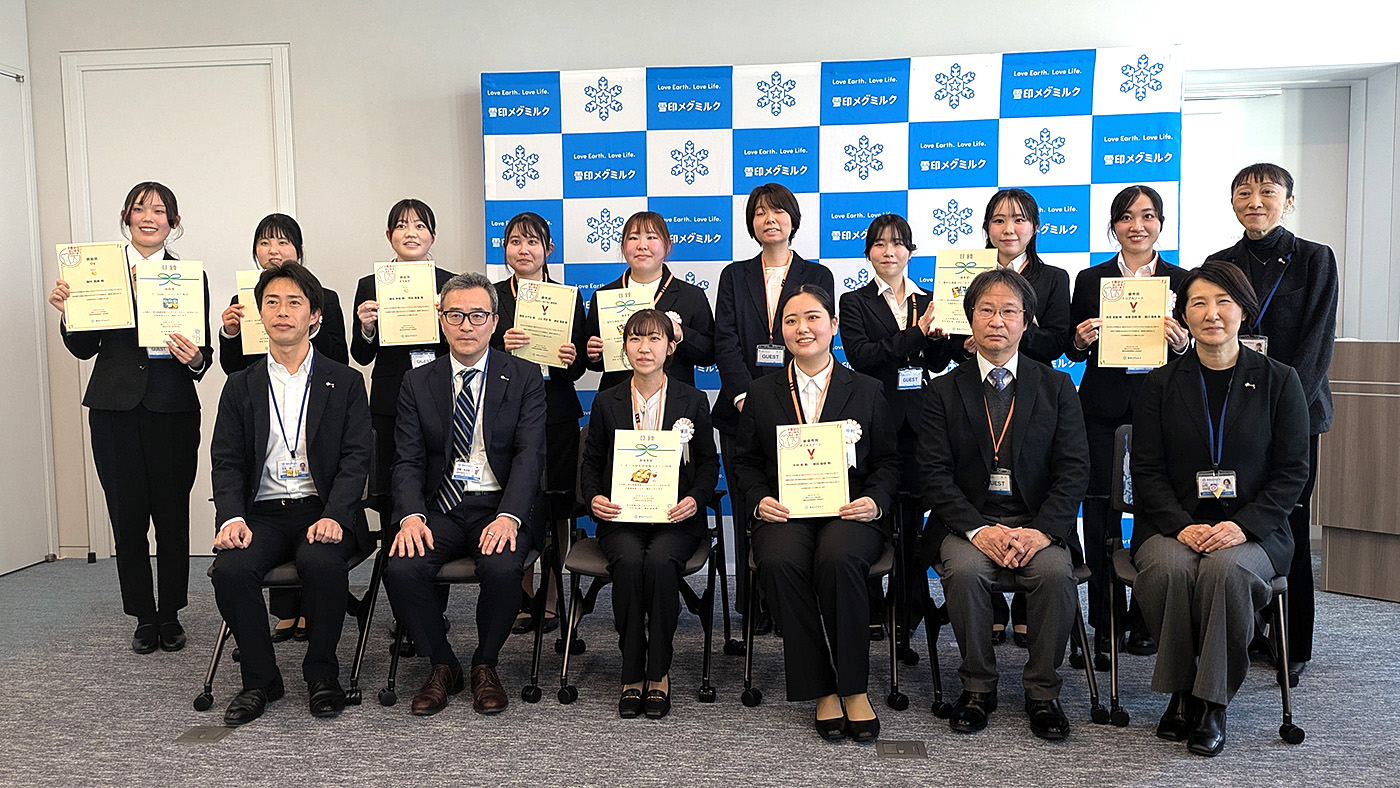 表彰式に参加した女子栄養大学の学生たち