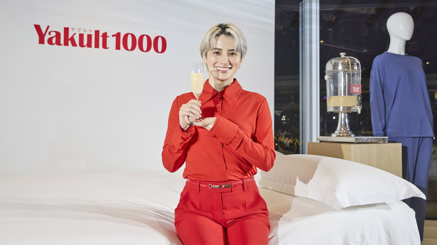 「Yakult1000」の炭酸飲料を味わうホラン千秋さん
