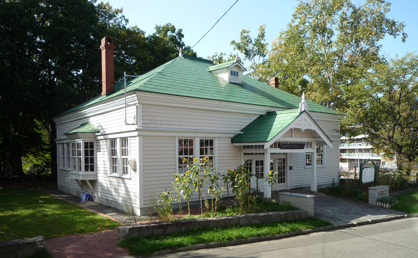 エドウィン・ダンは明治10年、今の札幌市南区の自衛隊真駒内駐屯地一帯に 広大な牧牛場を設計、開設した。写真は明治13年に建設された同牧牛場事務所｡現在はエドウィン・ダン記念館としてダンの功績を伝える資料等が多数展示され､無料で開放されている。