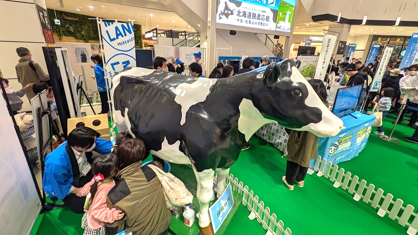 イオンモール川口で行われた模擬搾乳体験の様子