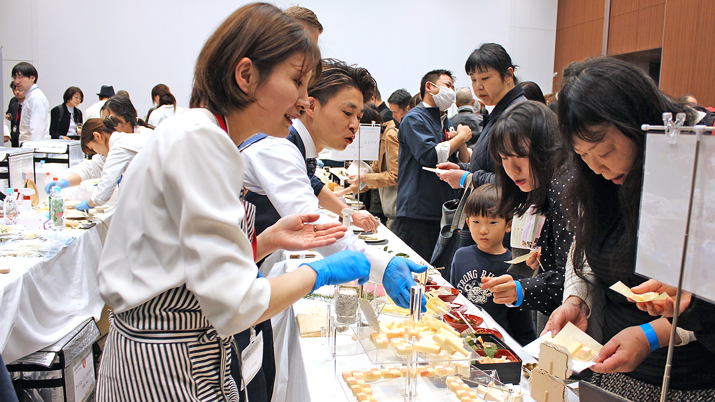 多様なチーズが提供された美食会