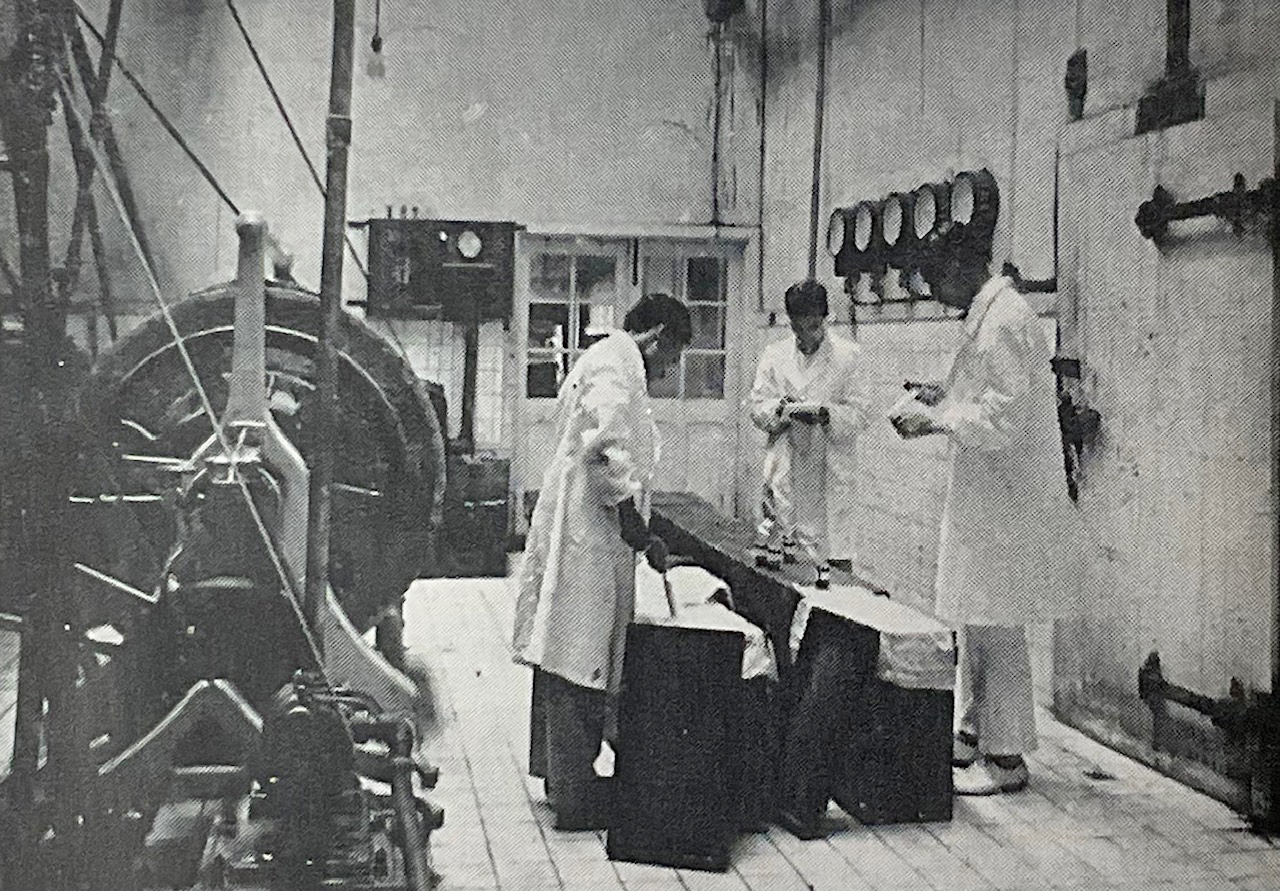 北海道牛酪検査所によるバター検査（酪農検査二十五年から、北海道酪農検定検査協会蔵）