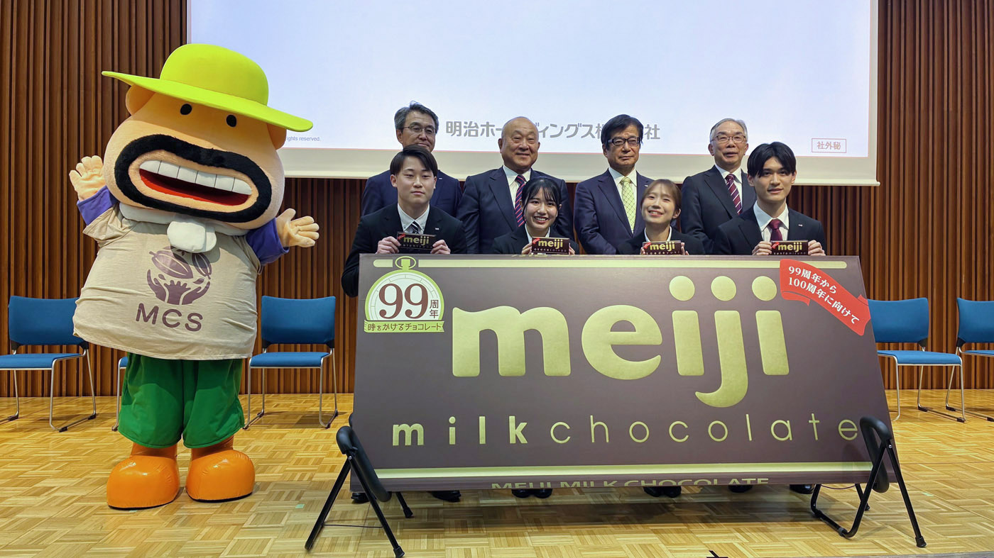 各社社長（後列）と新入社員