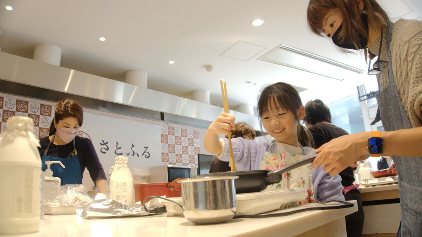 牛乳の料理づくりを楽しむ親子