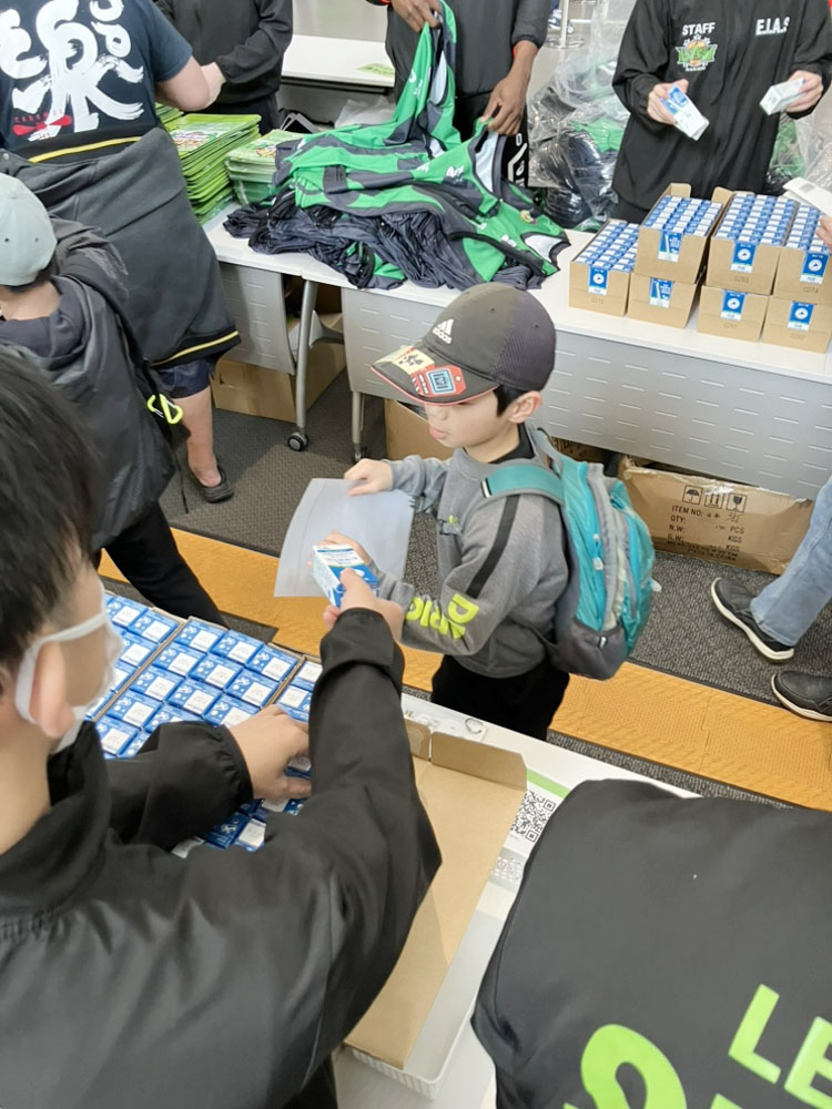 来場者にはLL牛乳とレプリカユニフォームを無料配布