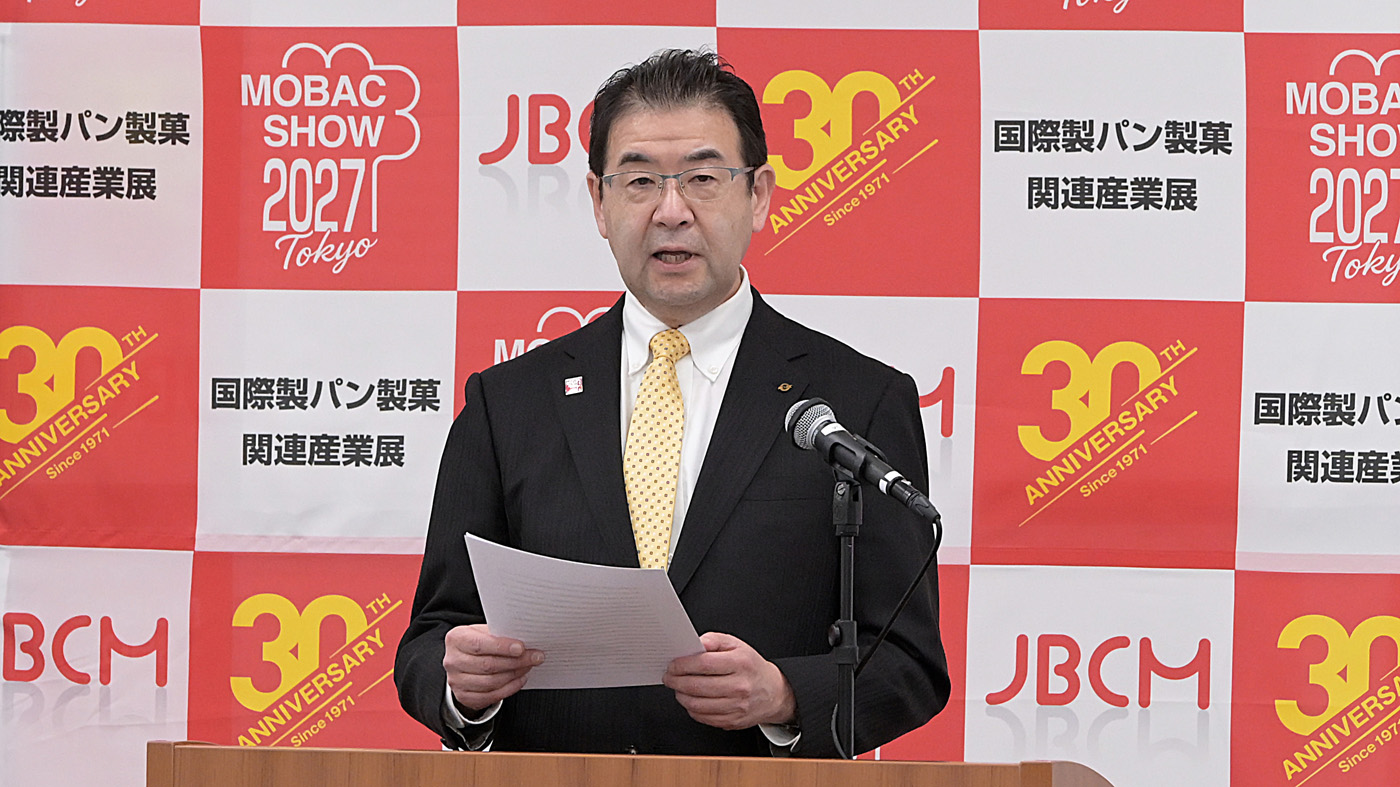 会見する梶原秀浩理事長