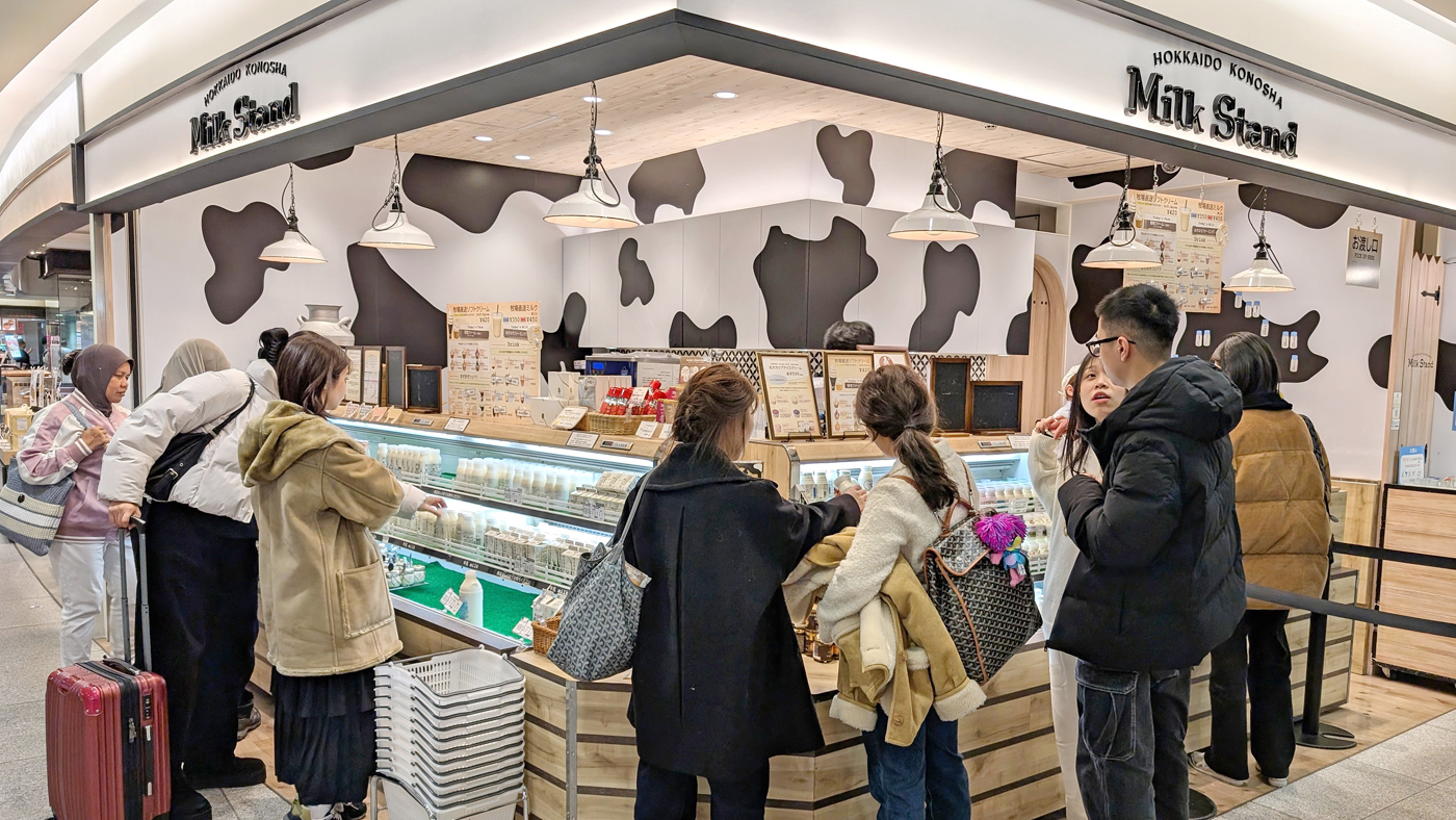 インバウンドで賑わう北海道産牛乳の専門店（新千歳空港国内線ターミナル）