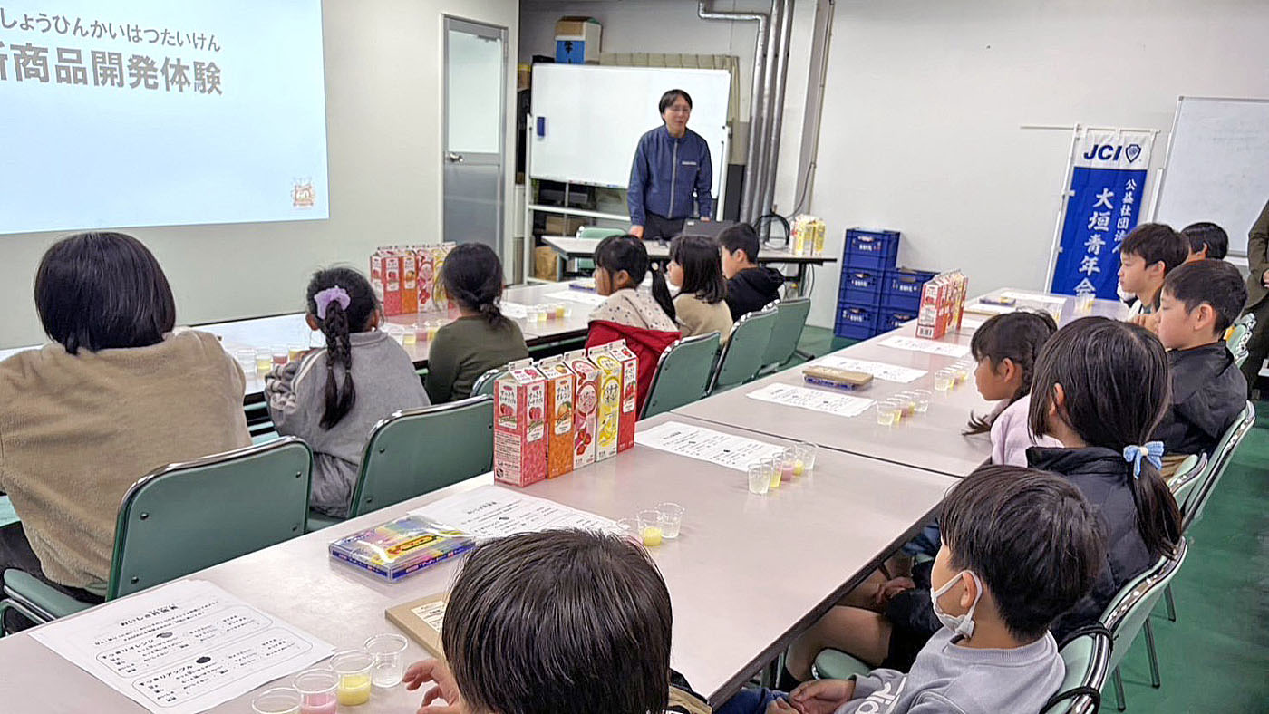 工場見学とあわせ、商品を試飲し味を評価してもらう「商品開発体験」を実施