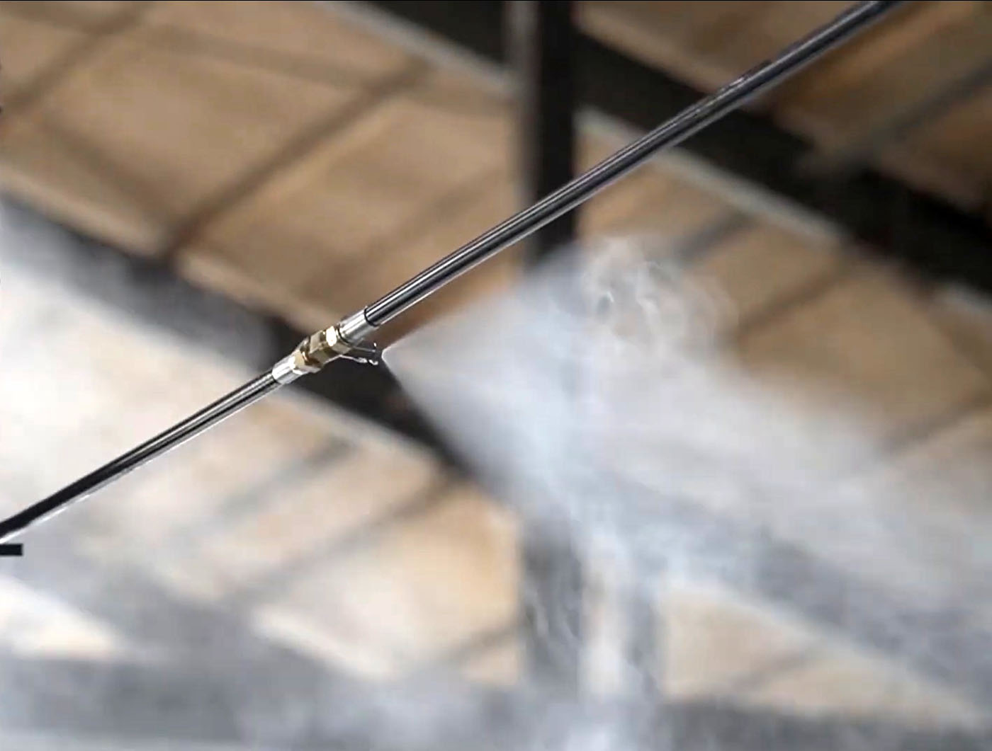 ミスト発生装置。ノズルから噴霧する