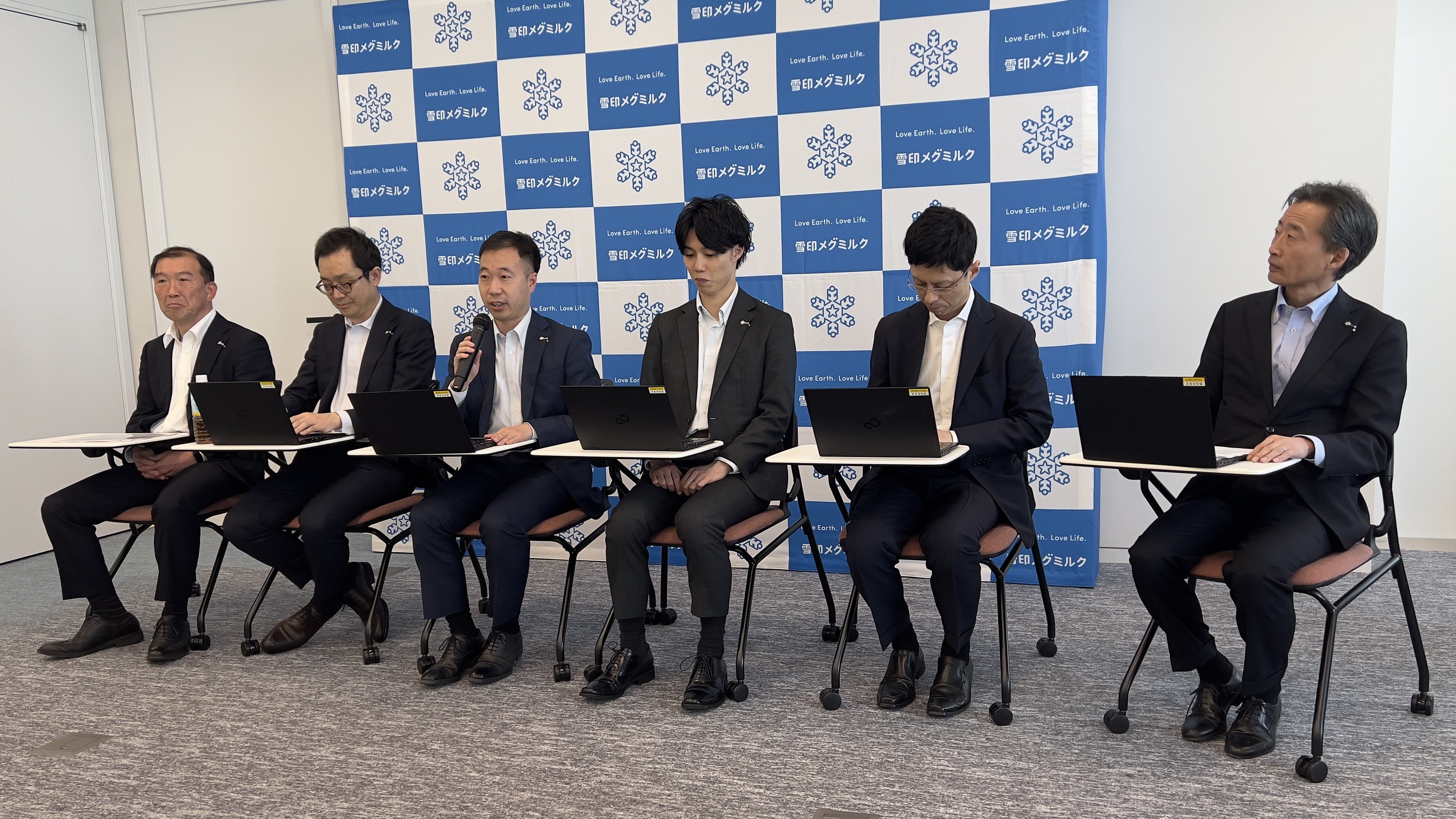 左からミルクサイエンス研究所の小林敏也フェロー、三好雅也主査、河田大輔さん、中野礼彪さん、上野宏主査、冠木敏秀所長