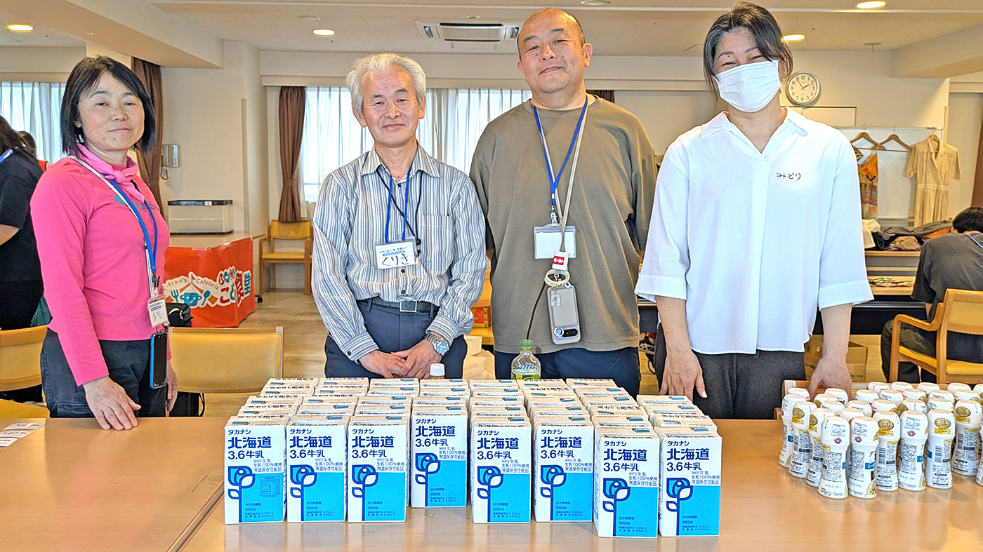 フィード・ワンから食・支援ネットに寄付されたLL牛乳。左から2人目が栗城昭司理事長