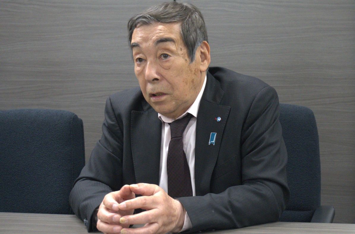 取材に応じる臼井勉委員長
