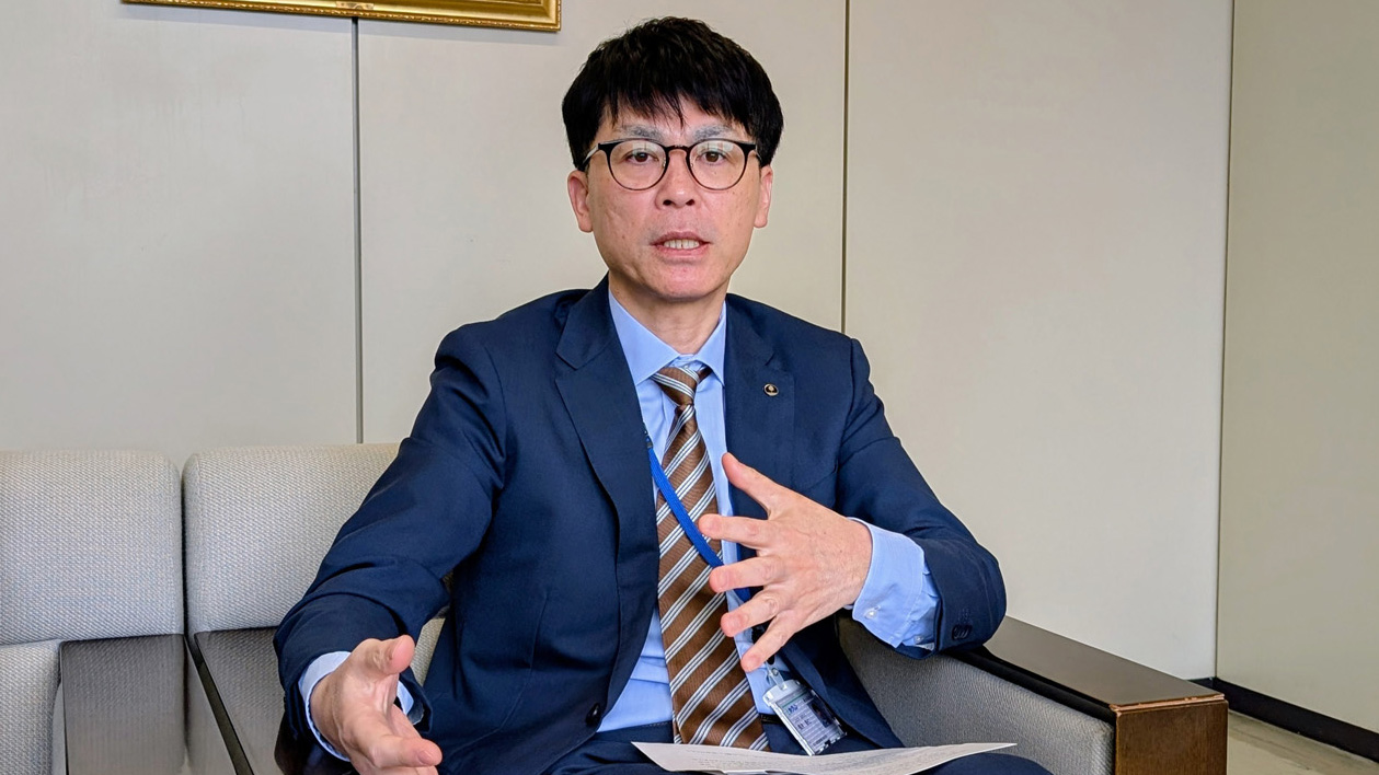 インタビューに応じる篠永彰仁参事