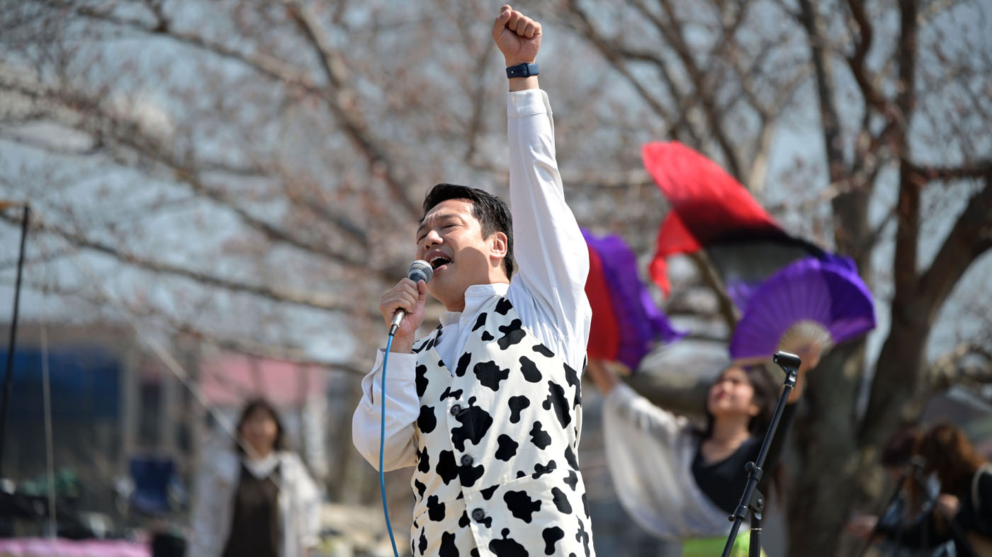 3月のイベントで熱唱する「ミルクシンガー」ヨシザワコウタさん