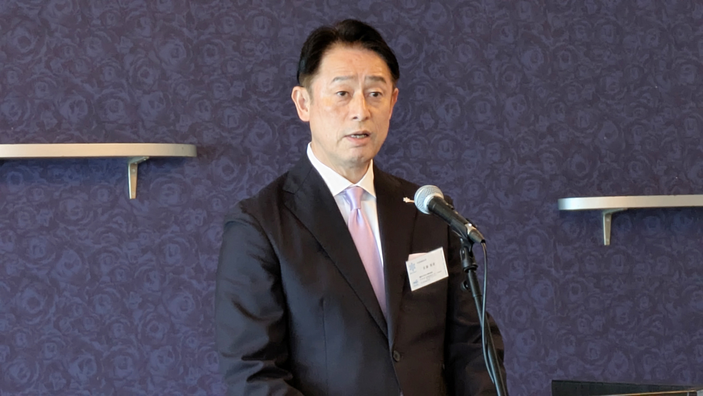 総会後の懇親会で挨拶する佐藤雅俊会長