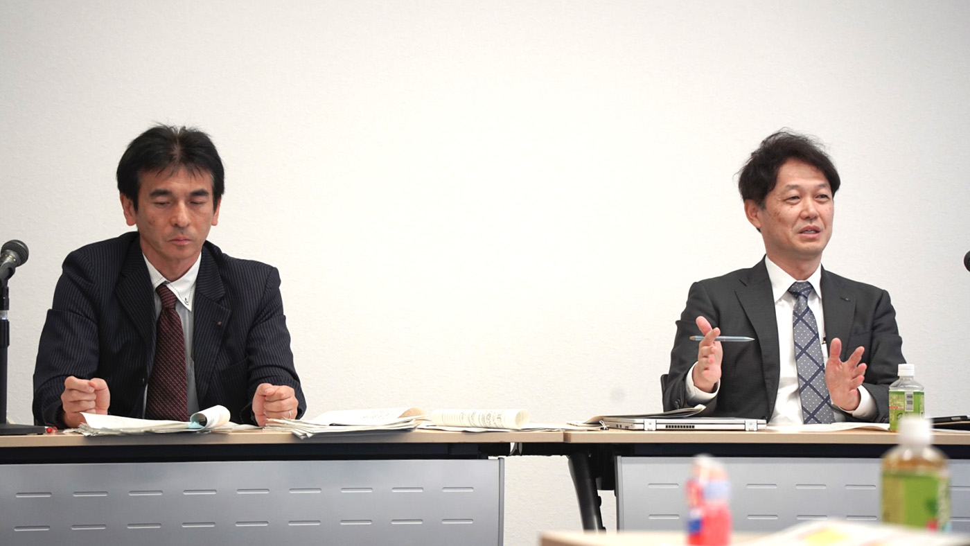 会見する岡田育宏経理部長（左）と金谷範人経営企画部長