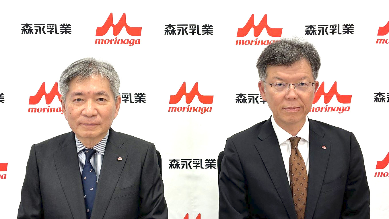 決算会見に臨む大貫陽一社長（左）と野崎昭弘取締役専務執行役員財務本部長