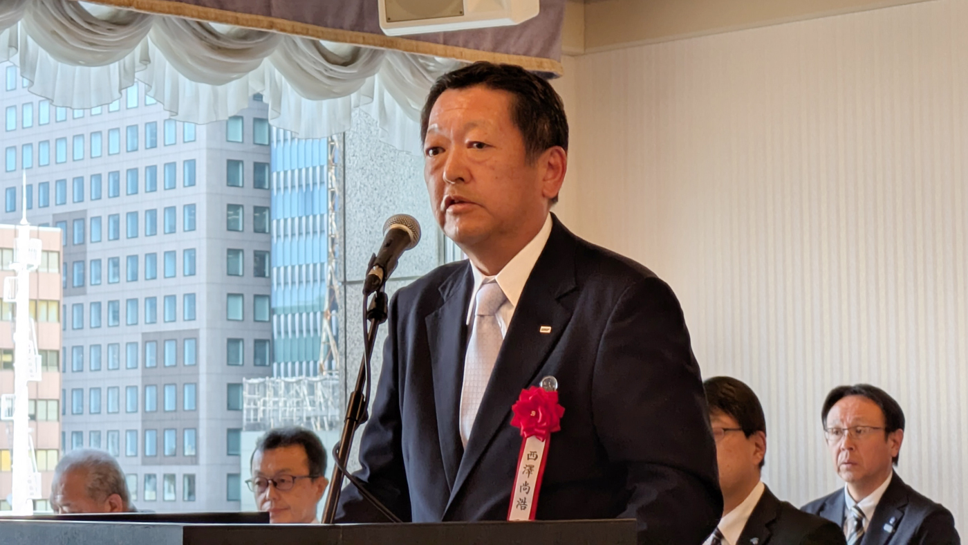 挨拶する西澤尚浩会長