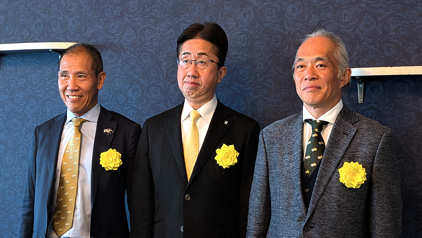 左から野澤毅一郎副会長、上坂牧夫会長、宮ケ原裕之副会長