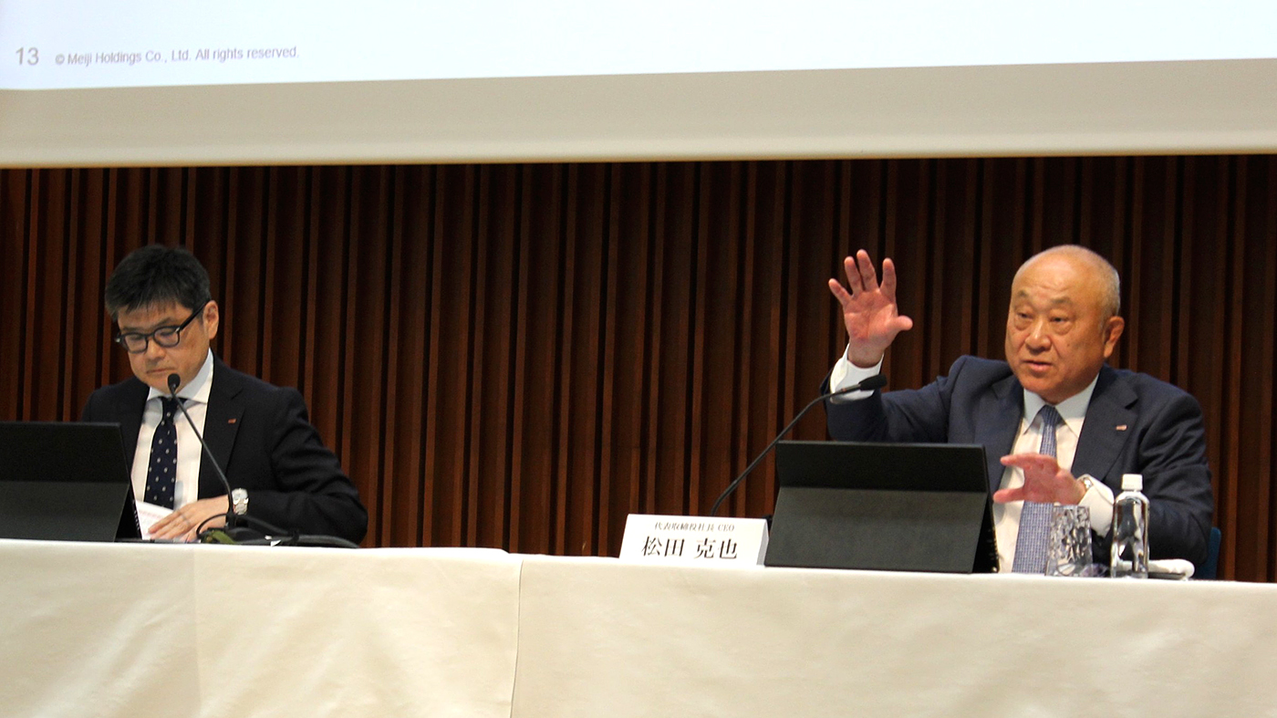 決算の記者会見に臨む松田克也社長（右）と菱沼純取締役専務執行役員