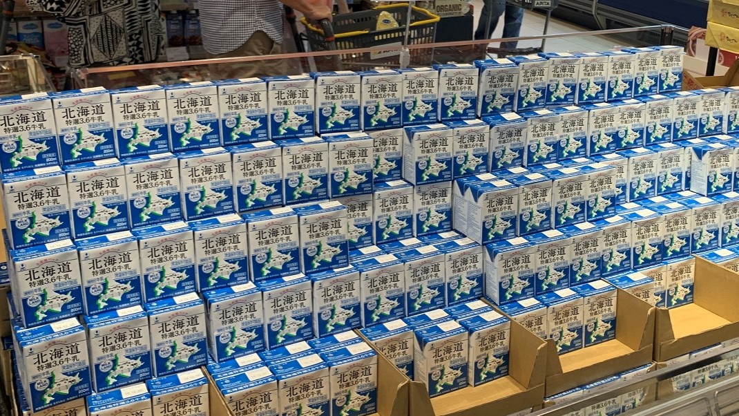 香港のスーパーに大量に並ぶ「北海道特選3.6牛乳」（200ml）
