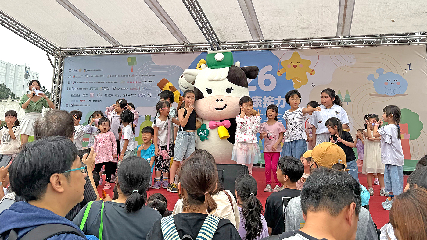 ステージに登壇しパフォーマンスを披露した「みるる」。現地でも子どもたちに大人気