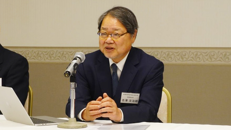 取材に応じる吉澤文治郎会長