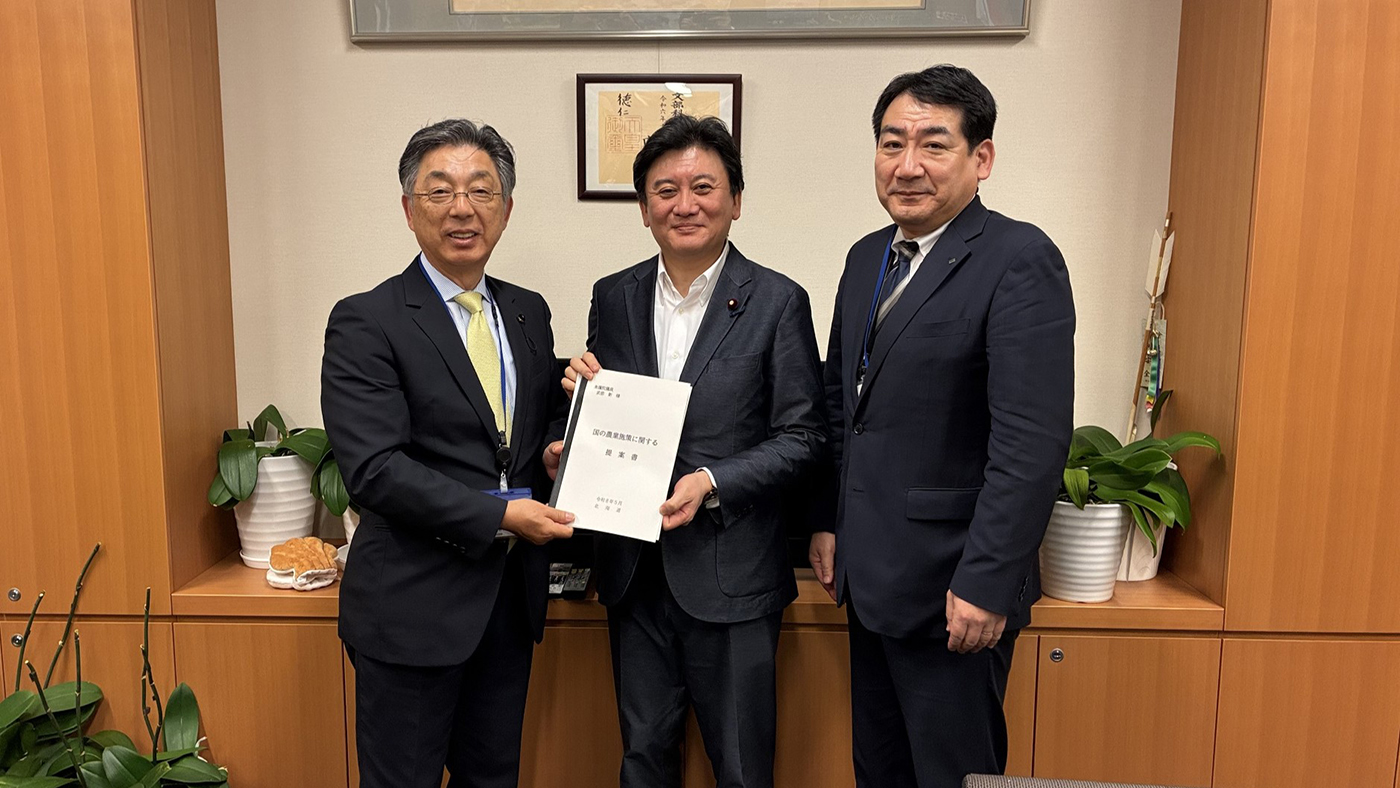 自民党の武部新衆議院議員（中央）に要請書を手渡す鈴木賢一北海道農政部長（右）。左は内田尊之北海道議会農政委員長