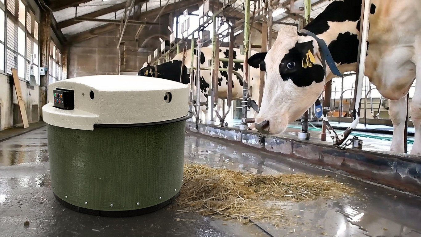 リックスが開発を進めている小型エサ寄せロボット
