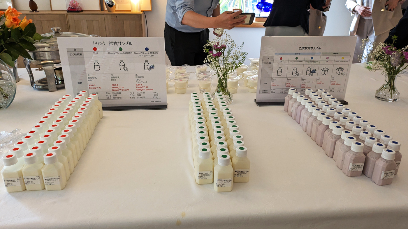 新酵素「Galaya Smooth」を使って試作した飲むヨーグルト（右2種類）