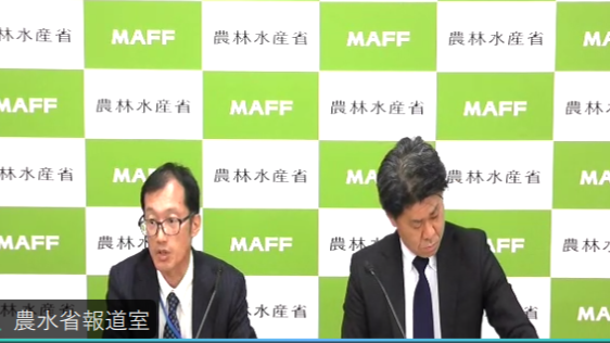 情報交換会後に取材に応じる農水省の野添剛司課長（左）と、経産省の平林孝之課長